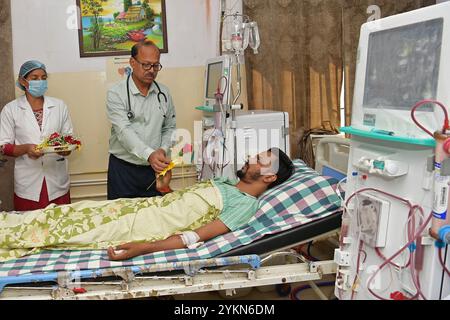 I medici, insieme agli operatori sanitari, distribuiscono rose e frutti durante la celebrazione della giornata Mondiale della gentilezza nel reparto di dialisi dell'ospedale IGM (Indira Gandhi Memorial) di Agartala. La giornata mondiale della gentilezza, osservata a livello internazionale il 13 novembre, è stata introdotta nel 1998 dal movimento mondiale della gentilezza, una coalizione di ONG incentrate sulla gentilezza provenienti da varie nazioni. Tripura, India. Foto Stock