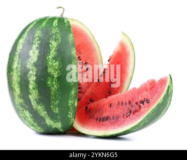 Grande anguria matura e fette su sfondo bianco Foto Stock