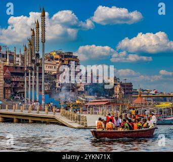 Esplora i ghati e i pellegrini di varanasi in un giro in barca lungo il fiume sacro gange in india. Sperimentare la spiritualità. Cultura. E la tradizione dell'induismo. E prendere il paesaggio urbano Foto Stock