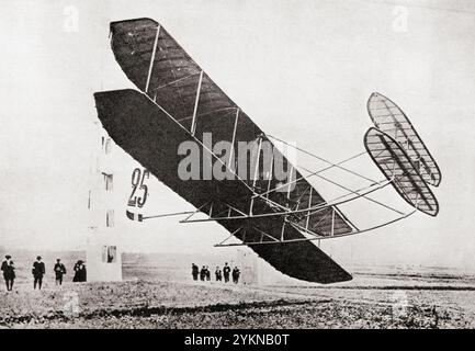 Biplane di Wilbur Wright in volo, 1908. Wilbur Wright, 1867–1912. Pioniere dell'aviazione americana. Da Wings of War, pubblicato nel 1942. Foto Stock