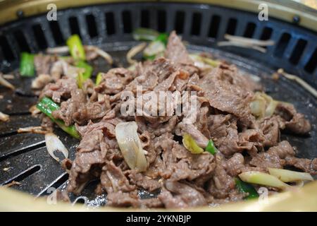 Tradizionale cibo coreano preparato con arrosto di fette di manzo stagionate Foto Stock