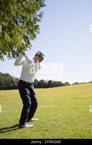 Uomo di mezza età che gioca a golf Foto Stock