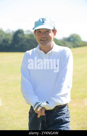 Uomo di mezza età che gioca a golf Foto Stock