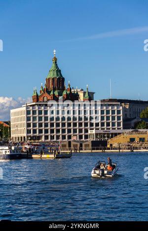 Paesaggio urbano con la cattedrale di Orhodox Uspenski orientale, Kauppatori nel porto sud di Etelasatama il 5 luglio 2024 a Helsinki, Finlandia. Foto Stock