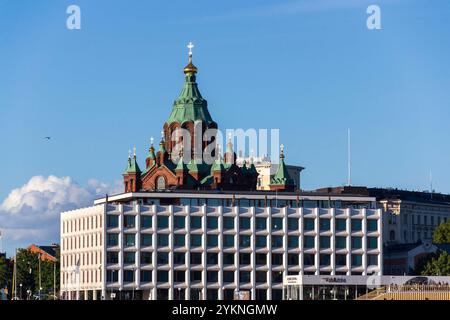 Paesaggio urbano con la cattedrale di Orhodox Uspenski orientale, Kauppatori nel porto sud di Etelasatama il 5 luglio 2024 a Helsinki, Finlandia. Foto Stock