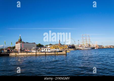 Paesaggio urbano con la cattedrale di Orhodox Uspenski orientale, Kauppatori nel porto sud di Etelasatama il 5 luglio 2024 a Helsinki, Finlandia. Foto Stock