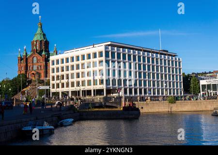 Paesaggio urbano con la cattedrale di Orhodox Uspenski orientale, Kauppatori nel porto sud di Etelasatama il 5 luglio 2024 a Helsinki, Finlandia. Foto Stock