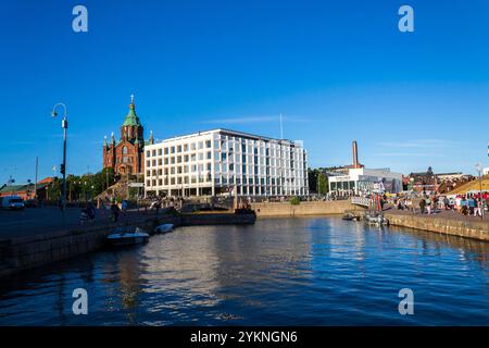 Paesaggio urbano con la cattedrale di Orhodox Uspenski orientale, Kauppatori nel porto sud di Etelasatama il 5 luglio 2024 a Helsinki, Finlandia. Foto Stock