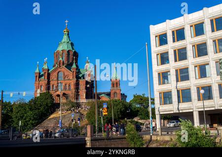 Paesaggio urbano con la cattedrale di Orhodox Uspenski orientale, Kauppatori nel porto sud di Etelasatama il 5 luglio 2024 a Helsinki, Finlandia. Foto Stock