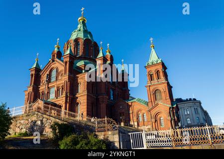 Paesaggio urbano con la cattedrale di Orhodox Uspenski orientale, Kauppatori nel porto sud di Etelasatama il 5 luglio 2024 a Helsinki, Finlandia. Foto Stock