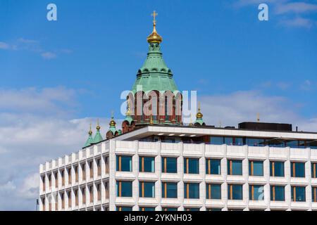 Paesaggio urbano con la cattedrale di Orhodox Uspenski orientale, Kauppatori nel porto sud di Etelasatama il 6 luglio 2024 a Helsinki, Finlandia. Foto Stock