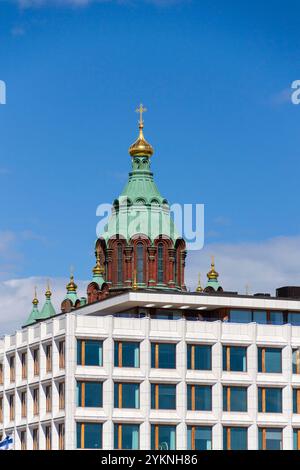 Paesaggio urbano con la cattedrale di Orhodox Uspenski orientale, Kauppatori nel porto sud di Etelasatama il 6 luglio 2024 a Helsinki, Finlandia. Foto Stock