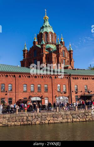 Paesaggio urbano con la cattedrale di Orhodox Uspenski orientale, Kauppatori nel porto sud di Etelasatama il 6 luglio 2024 a Helsinki, Finlandia. Foto Stock