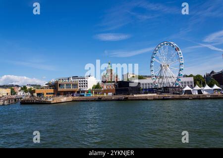 Paesaggio urbano con la cattedrale di Orhodox Uspenski orientale, Kauppatori nel porto sud di Etelasatama l'8 luglio 2024 a Helsinki, Finlandia. Foto Stock