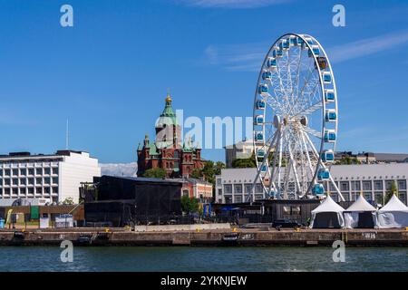 Paesaggio urbano con la cattedrale di Orhodox Uspenski orientale, Kauppatori nel porto sud di Etelasatama l'8 luglio 2024 a Helsinki, Finlandia. Foto Stock