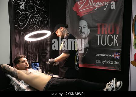 Brighton, Regno Unito. 24 febbraio 2024. Il 15° convegno annuale dei tatuaggi di Brighton al Brighton Centre. All'evento hanno preso parte artisti del tatuaggio provenienti da tutto il mondo, che ha attirato anche migliaia di visitatori. Il Brighton Tattoo Convention è un importante evento annuale dedicato al tatuaggio mondiale Foto Stock