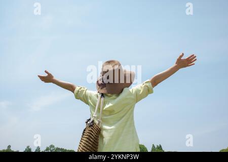 Donna anziana che si avvicina, vista dall'altra parte Foto Stock
