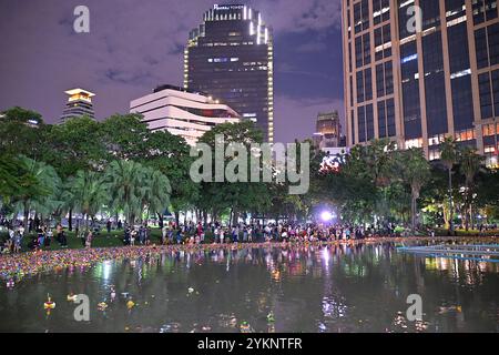 Il lago presso il Parco Benjasiri, nell'esclusivo quartiere Sukhumvit della capitale, è un luogo popolare tra la gente del posto per le celebrazioni del Loy Krathong Foto Stock