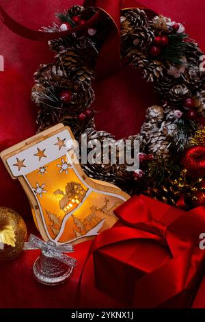 Illuminazione delle calze natalizie e confezione regalo, campane, ghirlanda e ornamenti Foto Stock