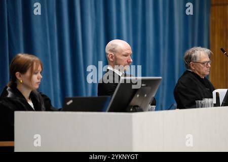 Tyristrand 20241119. Anders Behring Breivik insieme ai difensori Øystein Storrvik e Marte Lindholm durante il primo giorno del processo del distretto di Ringerike, Asker e Bærum della petizione di Fjotolf Hansen per la libertà vigilata. Il processo si svolge nella prigione di Ringerike. Fjotolf Hansen, ex Anders Behring Breivik, è stato condannato a 21 anni di carcere con un periodo minimo di 10 anni, per gli attacchi terroristici contro Oslo e Utøya il 22 luglio 2011. 77 persone hanno perso la vita negli attacchi. Foto: Beate Oma Dahle / NTB / PISCINA Foto Stock