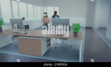 Diversi team di designer creativi che utilizzano cuffie per realtà virtuale utilizzano un software di design per interni in realtà aumentata per costruire un'elegante stanza da ufficio. Rendering 3D di mobili e apparecchiature digitali. Animazione VFX. Foto Stock