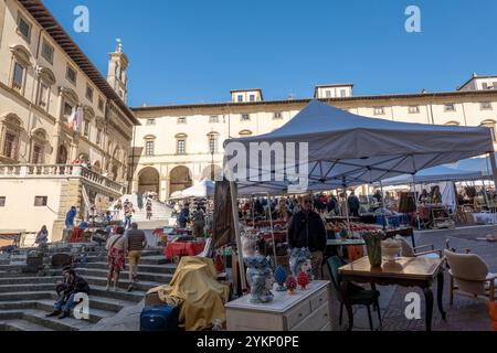 Arezzo, Italia - 2 novembre 2024: I venditori espongono oggetti retrò e antichi al mercato mensile del centro storico di Arezzo, con oggetti da collezione, mobili e gioielli. Foto Stock