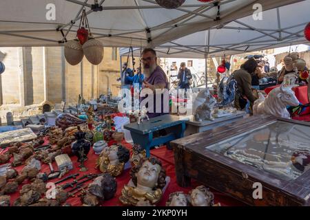 Arezzo, Italia - 2 novembre 2024: I venditori espongono oggetti retrò e antichi al mercato mensile del centro storico di Arezzo, con oggetti da collezione, mobili e gioielli. Foto Stock