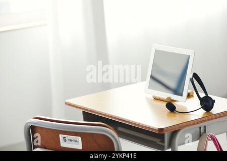 Tablet PC e auricolare sulla scrivania dello studio Foto Stock