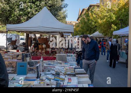 Arezzo, Italia - 2 novembre 2024: I visitatori curiosano tra i pezzi d'antiquariato del mercato mensile del centro storico di Arezzo, esplorando gli oggetti esposti dai venditori lungo le strade e le piazze Foto Stock