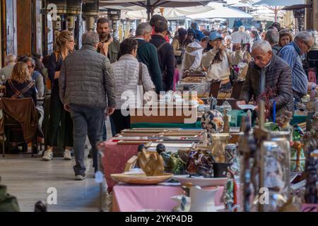 Arezzo, Italia - 2 novembre 2024: I visitatori curiosano tra i pezzi d'antiquariato del mercato mensile del centro storico di Arezzo, esplorando gli oggetti esposti dai venditori lungo le strade e le piazze Foto Stock