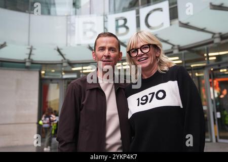 Zoe Ball e Scott Mills, presentatrici di BBC radio 2, lasciano Wogan House nel centro di Londra dopo che Zoe ha annunciato che si sta dimettendo dallo show della BBC radio 2 dopo sei anni e consegnando i regni al suo amico Scott. Data foto: Martedì 19 novembre 2024. Foto Stock