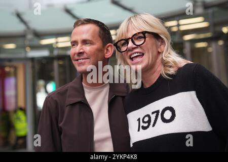 Zoe Ball e Scott Mills, presentatrici di BBC radio 2, lasciano Wogan House nel centro di Londra dopo che Zoe ha annunciato che si sta dimettendo dallo show della BBC radio 2 dopo sei anni e consegnando i regni al suo amico Scott. Data foto: Martedì 19 novembre 2024. Foto Stock