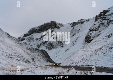 Hope Valley, Peak District, Derbyshire, 19 novembre 2024. Un veicolo si fa strada sul Winnats Pass nella Hope Valley stamattina. Crediti: Michael Jamison/Alamy Live News Foto Stock