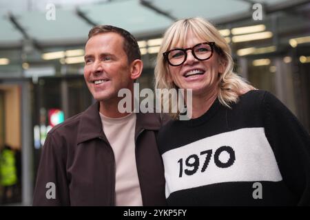 Zoe Ball e Scott Mills, presentatrici di BBC radio 2, lasciano Wogan House nel centro di Londra dopo che Zoe ha annunciato che si sta dimettendo dallo show della BBC radio 2 dopo sei anni e consegnando i regni al suo amico Scott. Data foto: Martedì 19 novembre 2024. Foto Stock