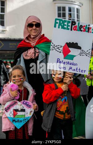 Brighton, Regno Unito. 5 novembre 2023. Migliaia di manifestanti si uniscono a Brighton per chiedere un cessate il fuoco immediato nella Striscia di Gaza, tra l'offensiva militare israeliana nell'enclave palestinese e le dimostrazioni pro-Gaza in corso in tutto il mondo. Domenica almeno 30.000 persone hanno partecipato a una protesta a Londra che chiedeva un cessate il fuoco nell'enclave palestinese, dove circa 1.000 palestinesi, metà dei quali bambini, sono stati uccisi dal 7 ottobre. Negli ultimi giorni le forze israeliane hanno ulteriormente intensificato i loro bombardamenti nella Striscia, in particolare in una situazione di grande affollamento Foto Stock