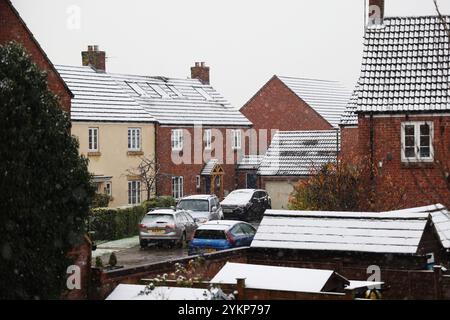 Gloucester, Gloucestershire, Regno Unito. 19 novembre 2024. La neve che cade sulle case nel Gloucestershire coprendo i tetti mentre una fredda pioggia colpisce il Regno Unito. Credito: Thousand Word Media Ltd/Alamy Live News Foto Stock