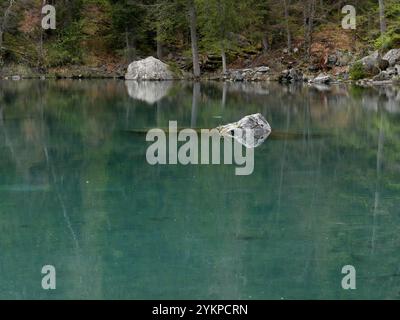 Lago alpino turchese di Lessy a Passy, alta savoia, francia Foto Stock