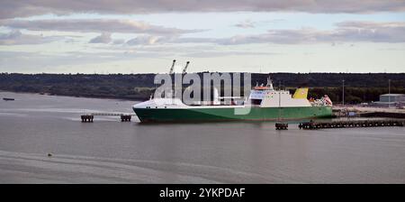 La nave da carico Ro-Ro Eddystone ormeggiata a Southampton Water, Hampshire, poco prima del tramonto. Foto Stock