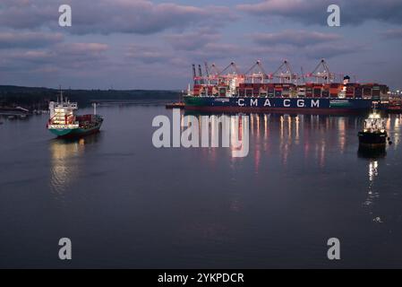 Alba al terminal container di Southampton con la nave container CGA CGM Rivoli. Foto Stock