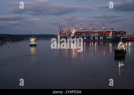 Alba al terminal container di Southampton con la nave container CGA CGM Rivoli. Foto Stock