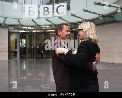 RITRASMETTENDO LA POSIZIONE DI MODIFICA AI presentatori DI HOUSE BBC radio 2 Zoe Ball e Scott Mills lasciando la BBC Broadcasting House nel centro di Londra dopo che Zoe ha annunciato che si sta dimettendo dallo show della BBC radio 2 dopo sei anni e consegnando i regni alla sua amica Scott. Data foto: Martedì 19 novembre 2024. Foto Stock