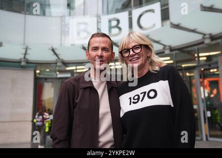 RITRASMETTENDO LA POSIZIONE DI MODIFICA AI presentatori DI HOUSE BBC radio 2 Zoe Ball e Scott Mills lasciando la BBC Broadcasting House nel centro di Londra dopo che Zoe ha annunciato che si sta dimettendo dallo show della BBC radio 2 dopo sei anni e consegnando i regni alla sua amica Scott. Data foto: Martedì 19 novembre 2024. Foto Stock