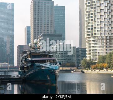 Yacht di lusso ormeggiati nel South Quay a Canary Wharf Foto Stock