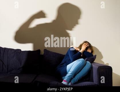 IMMAGINE POSTA DA Un MODELLO foto file datata 09/03/15, di un'ombra di un uomo con un pugno stretto come una donna si incammina nell'angolo. Il numero di episodi di abusi domestici registrati dalla polizia è aumentato per la prima volta in tre anni. Le statistiche pubblicate dal governo scozzese mostrano che nel 2023-24 sono stati registrati 63.867 casi di abusi domestici, un aumento del 3% rispetto all'anno precedente. Data di pubblicazione: Martedì 19 novembre 2024. Foto Stock