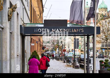 Augusta, Baviera, Germania - 18 novembre 2024: Ingresso dell'Hotel Maximilian S ad Augusta, precedentemente conosciuto come Hotel Drei Mohren, situato centralmente nella storica Maximilianstraße di Augusta *** Eingang des Hotels Maximilian S ad Augusta, ehemals bekannt als Hotel Drei Mohren, zentral gelegen in der historischen Maximilianstraße ad Augusta Foto Stock