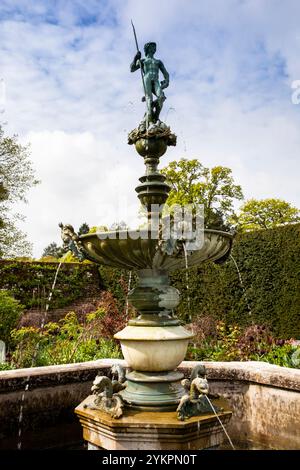 Regno Unito, Inghilterra, West Sussex, Midhurst, Woolbeding Gardens, Fontana Giardino, fontana rinascimentale, attribuita allo scultore fiorentino Benedetto da Rove Foto Stock