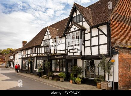 Regno Unito, Inghilterra, West Sussex, Midhurst, West Street, negozi in un edificio datato 1660 con cornici in legno Foto Stock