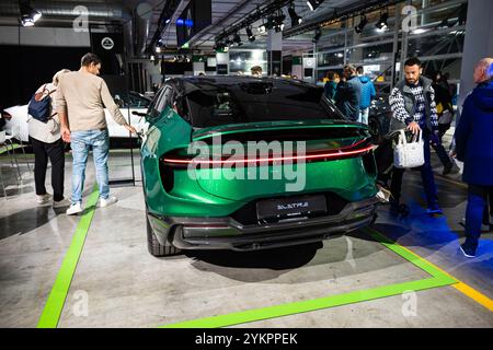 09-11-2024 Zurigo, Svizzera. SUV Lotus Eletre verde, elettrico, al Salone Auto di Zurigo Foto Stock