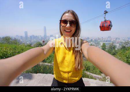 Turismo a Santiago del Cile. Una bella ragazza sorridente si autoritratto con le funivie del Parco metropolitano di Santiago, in Cile. Foto Stock