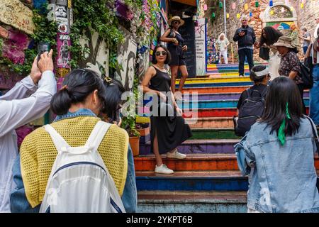 La scalinata arcobaleno - un luogo fotografico popolare per i turisti a Balat, Istanbul, Turchia Foto Stock